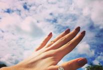 Кольцо на большом пальце у девушки — значение в древние времена и сейчас